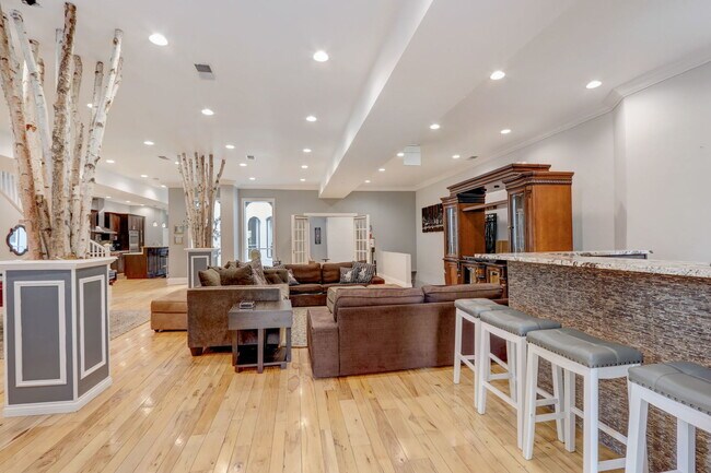 Building Photo - 22 W Ontario St