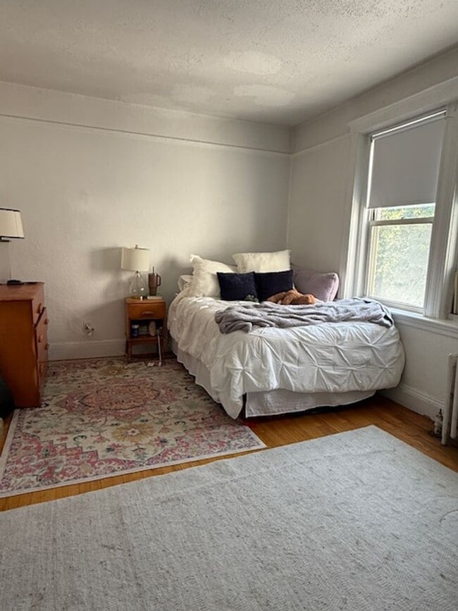 Building Photo - 2Br/1Bth, Great Locaton! Walk to T, Whole Foods, shops, restaurant, reservoir!