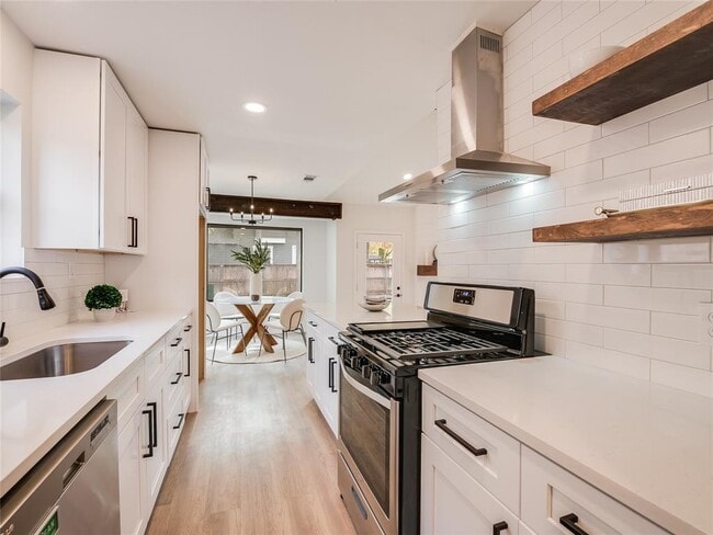 Building Photo - 10055 Woodland Village Dr