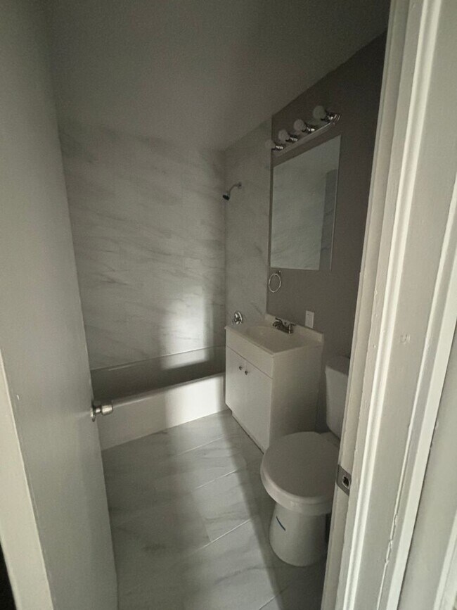 Building Photo - 4 Bed 2 Bath Home with Garage Near Swope PKWY Available NOW!