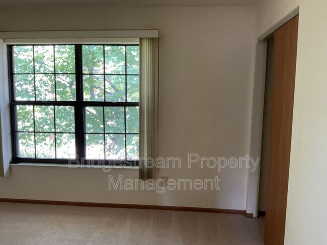 Building Photo - 4595 Burchdale St