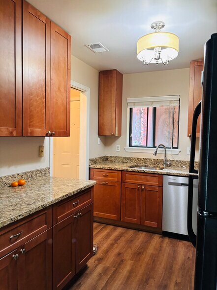 Building Photo - 2807 Lee Oaks Ct