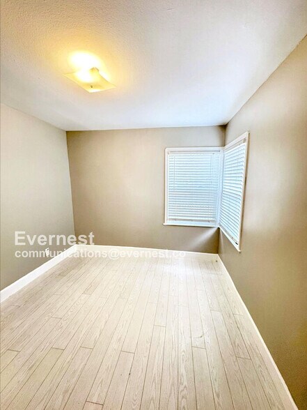 Building Photo - 924 Allerton St