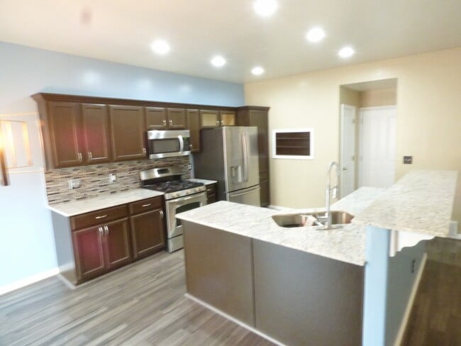 Building Photo - 3 Bd 3.5 Bath Model Like Townhome in Riverton