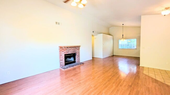 Building Photo - Beautiful 3BD/2BTH Single Family Home on C...