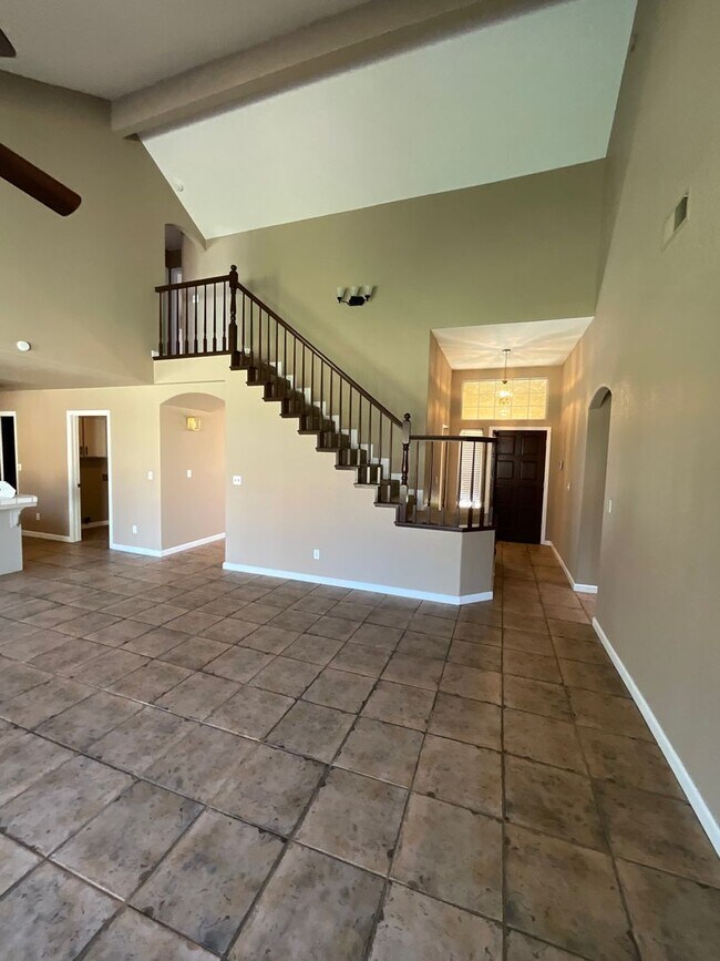 Building Photo - Spacious Four Bedroom Home in Figarden Loo...