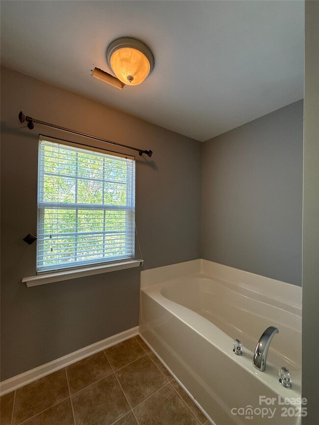 Building Photo - 4819 Abercromby St