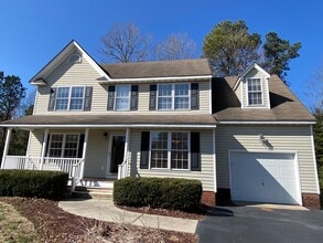 Building Photo - Great location In Mechanicsville! Three bedrooms plus bonus room/fourth bedroom, 2.5 baths and ga...