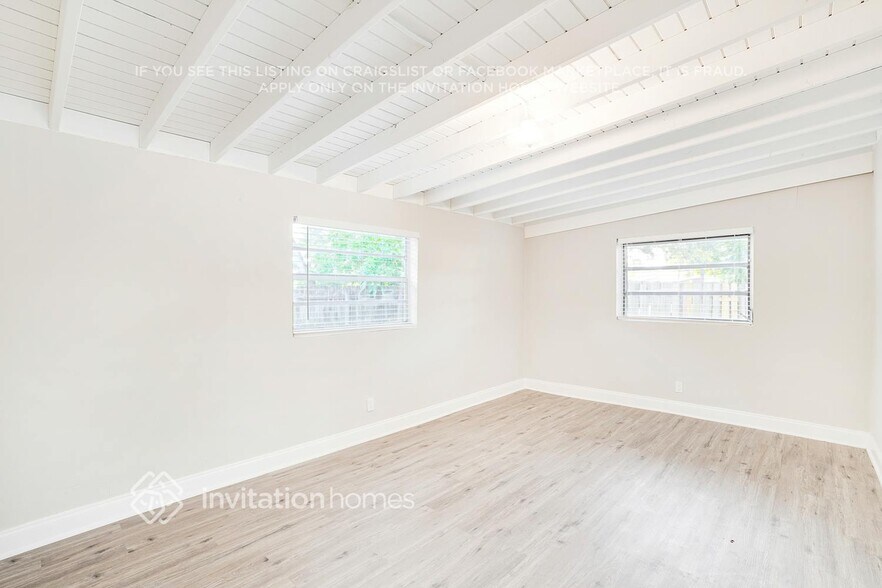 Building Photo - 2440 SW 5th Pl