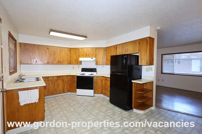 Building Photo - SE Green Vista Dr - Milwaukie 2 bedroom duplex with fireplace