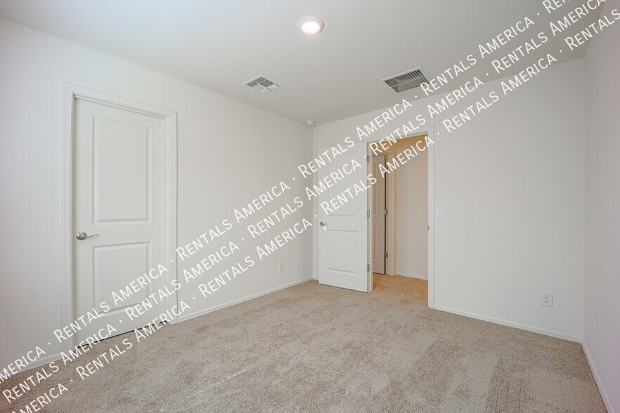 Building Photo - 466 W Black Hawk Pl