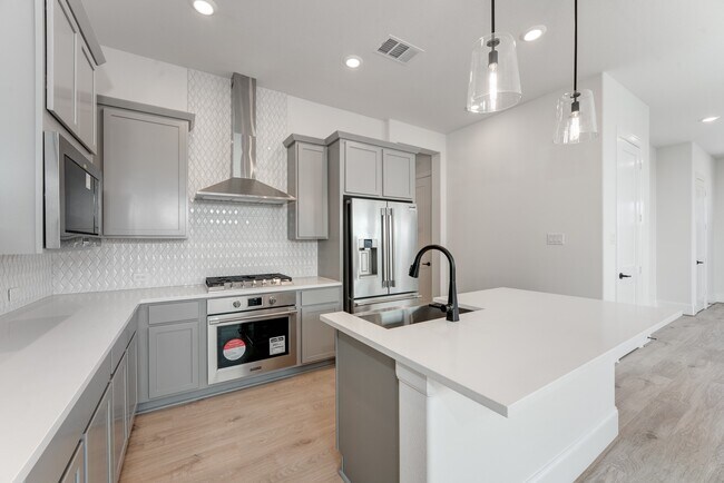 Building Photo - 12016 Royal Oaks Banner Wy