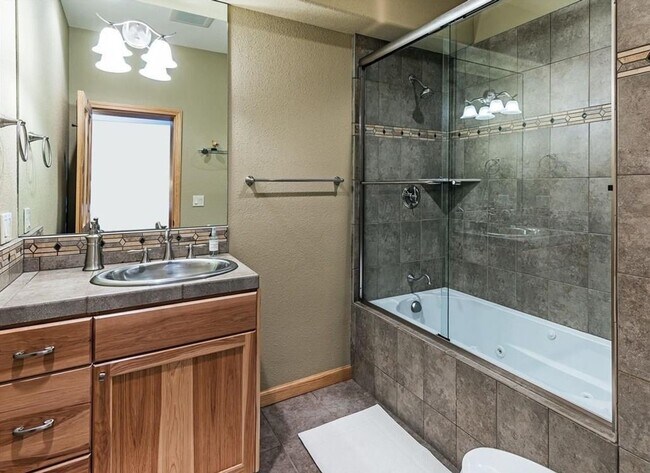 Building Photo - Charming Mountain Home