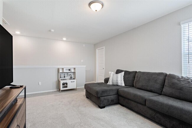 Building Photo - 213 Sweet Autumn Dr