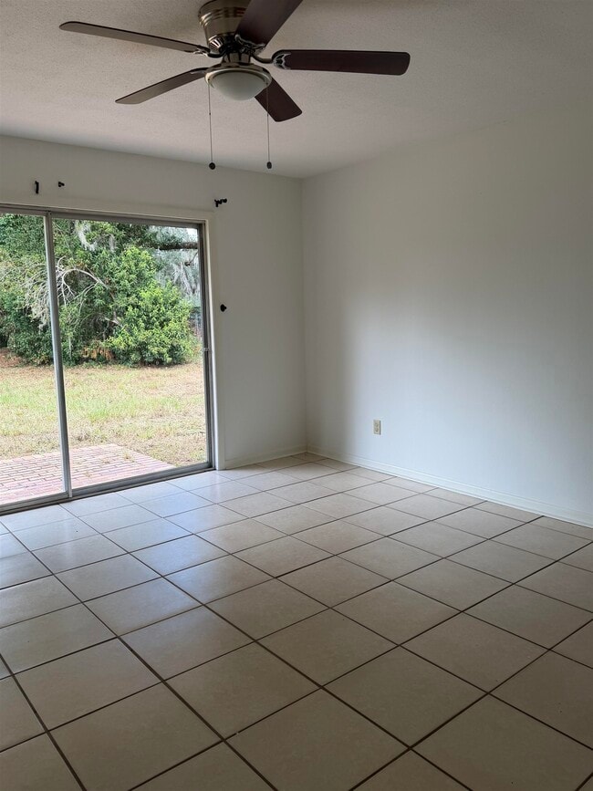 Building Photo - 1932 Shady Oaks Dr