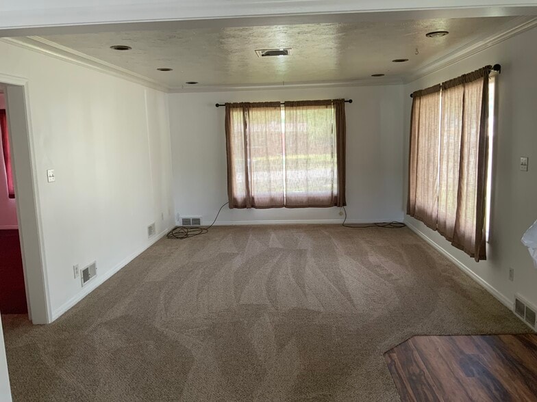 Building Photo - 2200 S Lee Ave