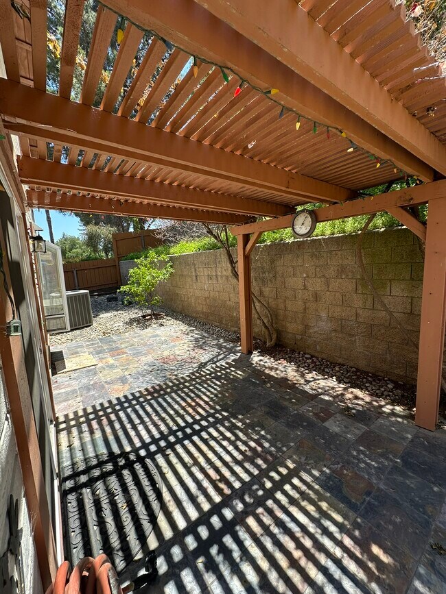 Building Photo - 898 English Holly Ln