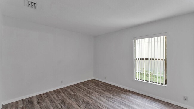 Building Photo - Waterfront home for RENT! 4 bed/2.5 bath