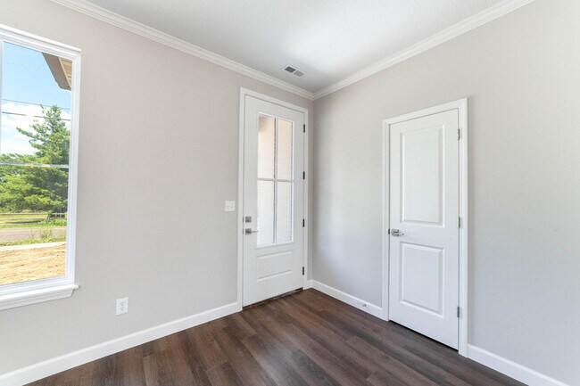 Building Photo - 220 Green Meadows Cir