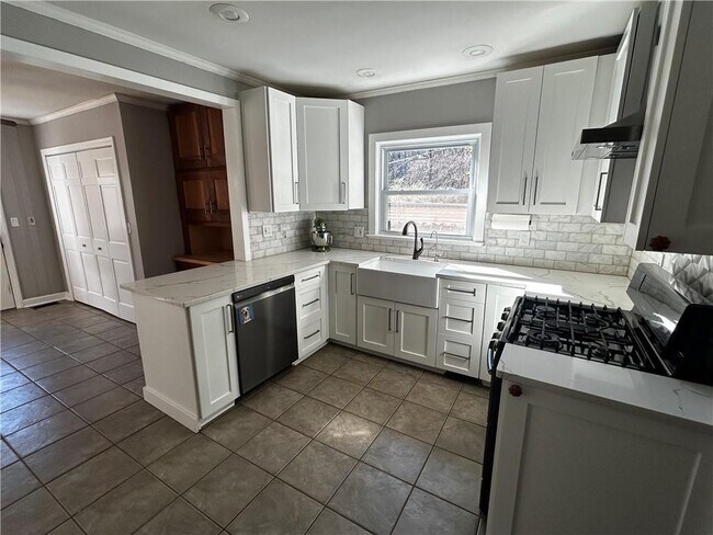 Building Photo - 1400 Quarles Ave SE