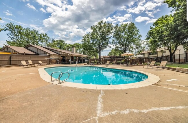 Building Photo - Start your new year in this 2 bedroom, 2.5 bath home located in Shadow Mountain Condominiums!