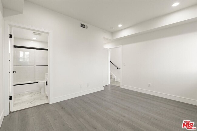 Building Photo - 1116 S Mariposa Ave