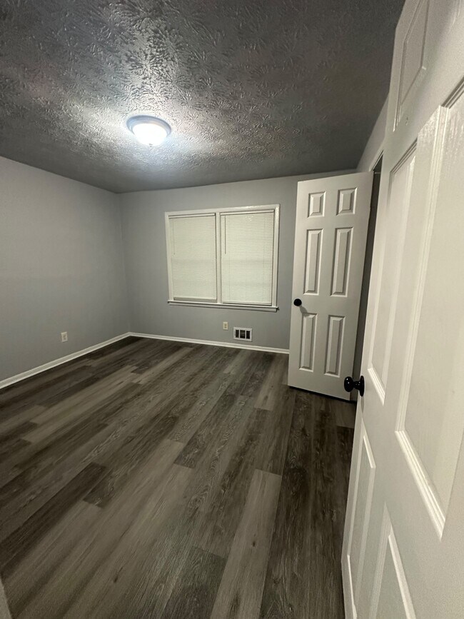 Building Photo - 400 Greenhill Way SW