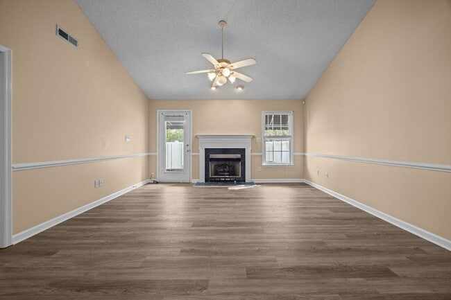 Building Photo - Charming Duplex in Dunn