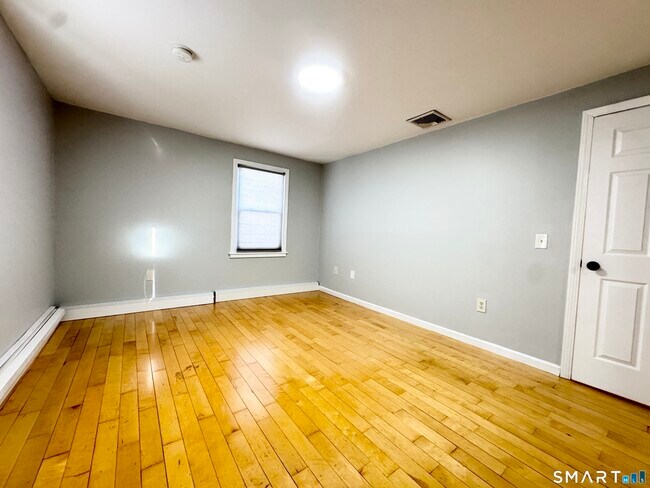 Building Photo - 8 Wildwood Rd