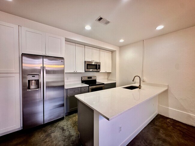 Building Photo - Spacious 1-Bed, 1.5-Bath with In-Unit Laundry + Off-Street Parking in the Heart of New Orleans