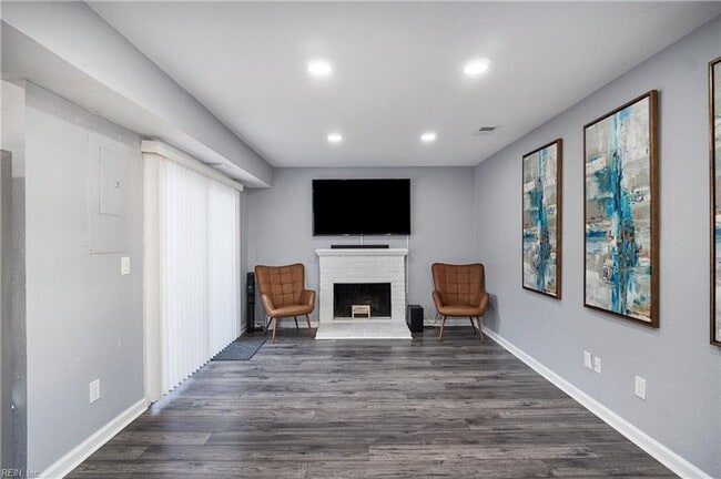 Building Photo - Spacious VB Townhouse!