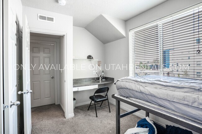 Building Photo - 892 E 700 N