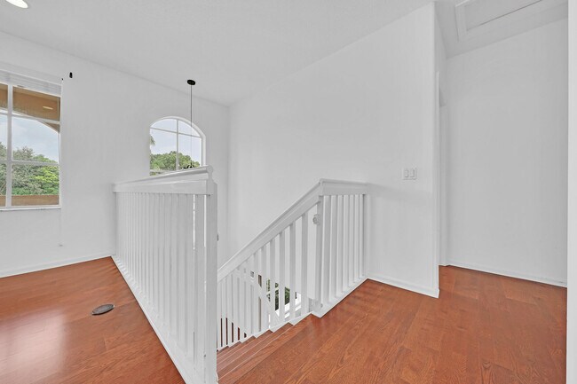 Building Photo - 5878 Bay Hill Cir