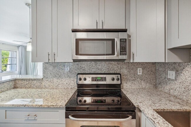 Building Photo - 3040 NE 16th Ave