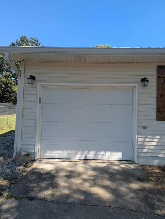 Building Photo - 167 SE 421st Rd
