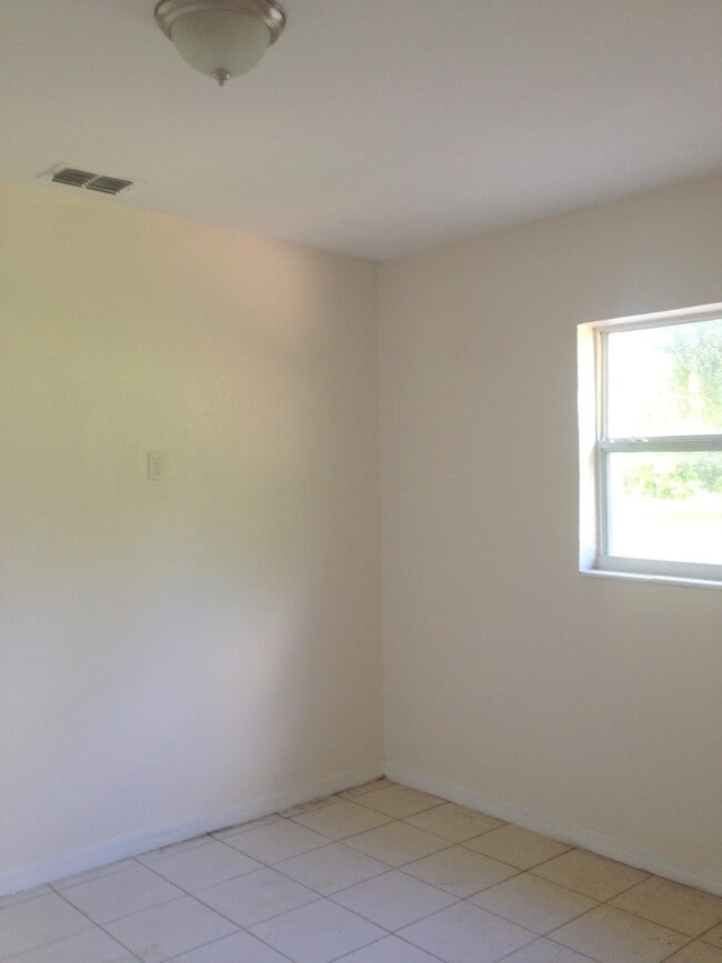 Building Photo - Quiet Dade City 3BR/1BA Block Home !