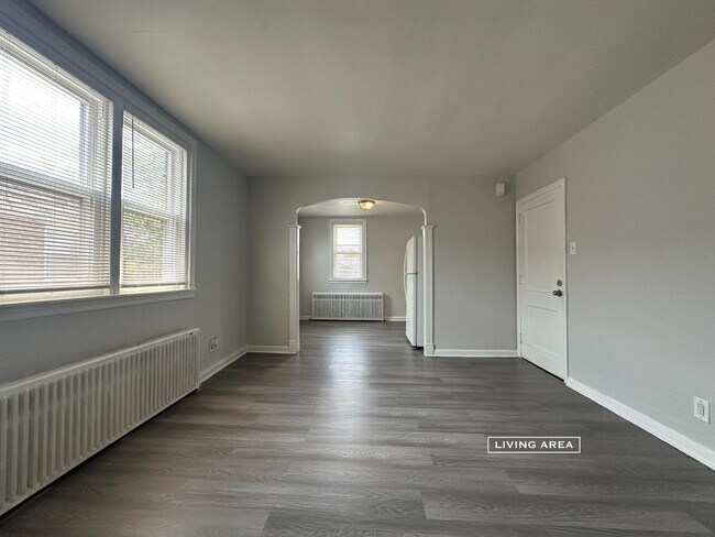 Building Photo - 1033 Fanshawe St