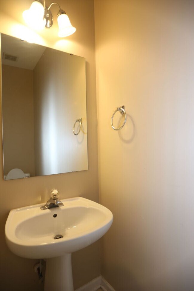 Building Photo - 3 bed 2.5 bath in Dixie - Berryhill