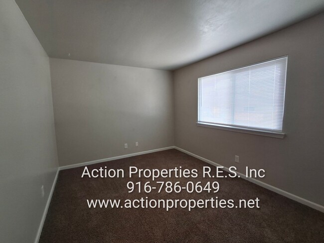 Building Photo - Single Level -Roseville Greens - 2 Bedroom...