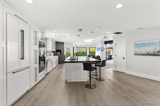 Building Photo - 7982 Roseland Dr