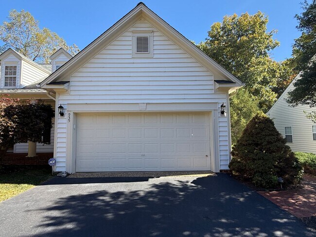 Building Photo - 935 Charter Oaks Dr