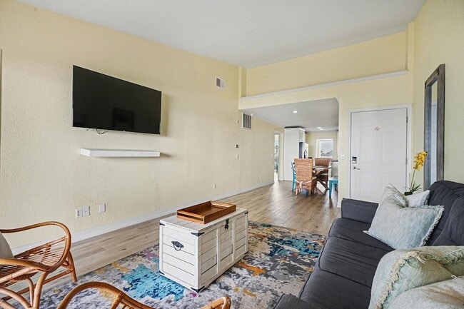 Building Photo - 7000 Seawall Blvd