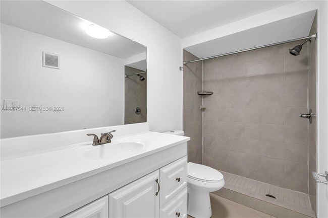 Building Photo - 220 Lakeview Dr