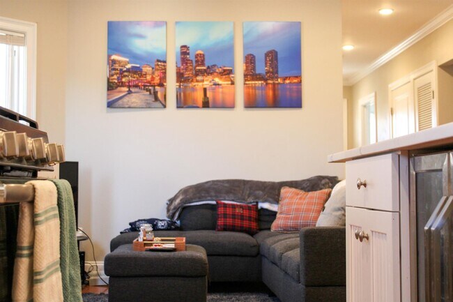 Building Photo - 116 Holland St