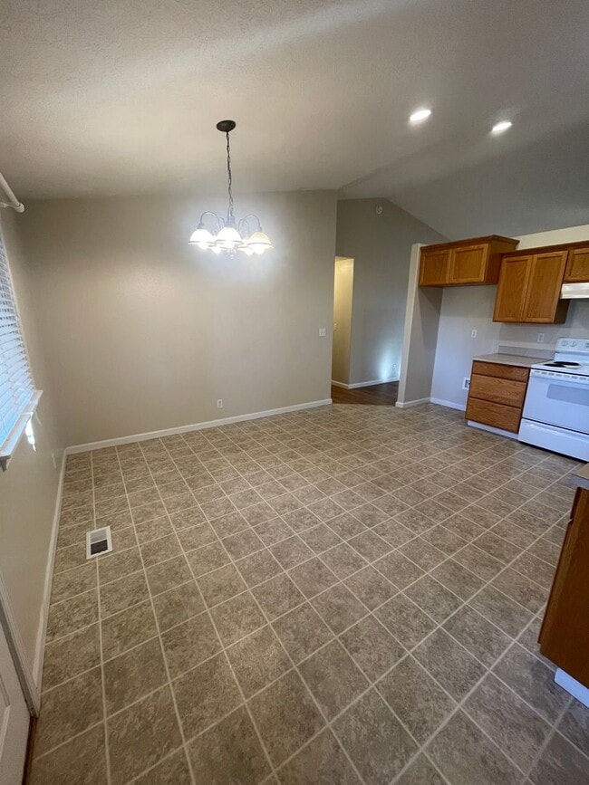 Building Photo - Convieniently located charming three bedroom duplex with modern updates!