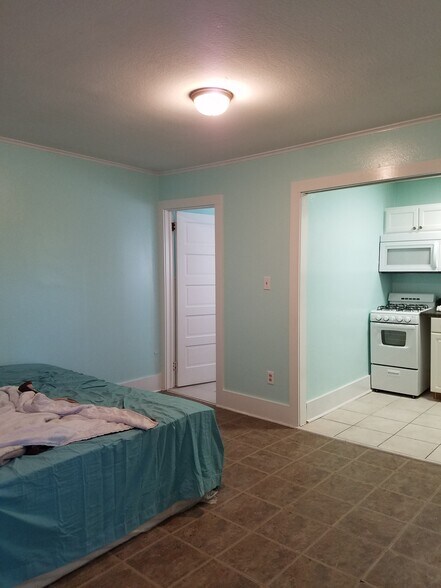 Bed/living room - 305 S Magnolia St