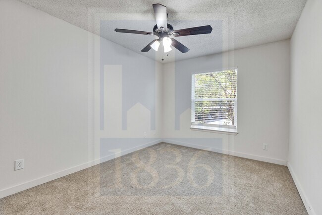 Building Photo - 907 E Oltorf St