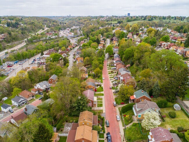 Building Photo - AVAILABLE JUNE 1ST! Fully UPDATED 3-bedroom townhouse in Overbrook!