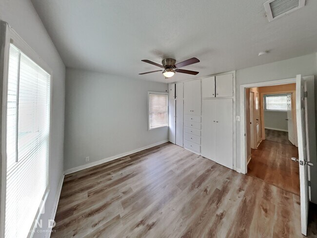 Building Photo - 4402 Mistletoe Dr