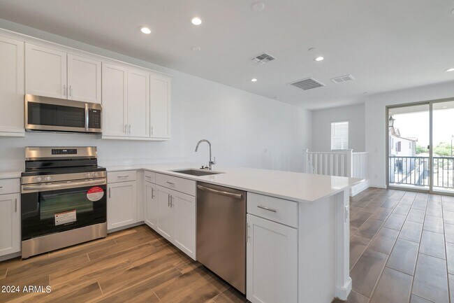 Building Photo - 4017 E Amoroso Dr